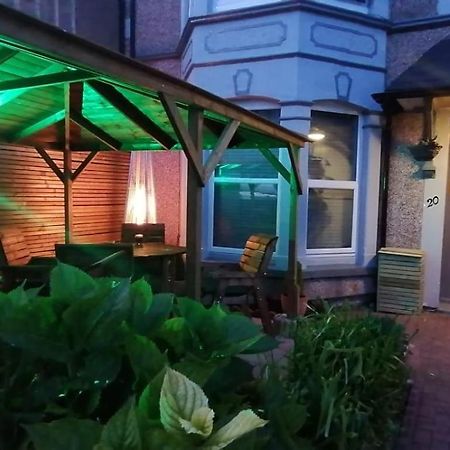Morwenna Luxury Holiday Apartments Лландидно Экстерьер фото